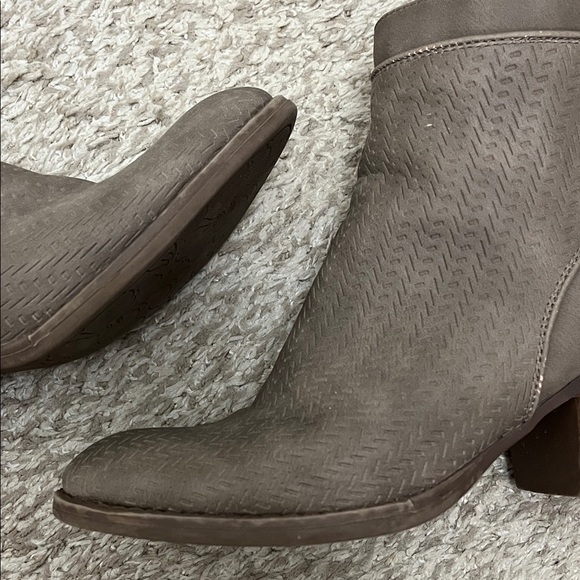 Roxy Devon Taupe Brown Textured Stacked Heel Ankle Booties - Size 9 - Picture 13 of 16
